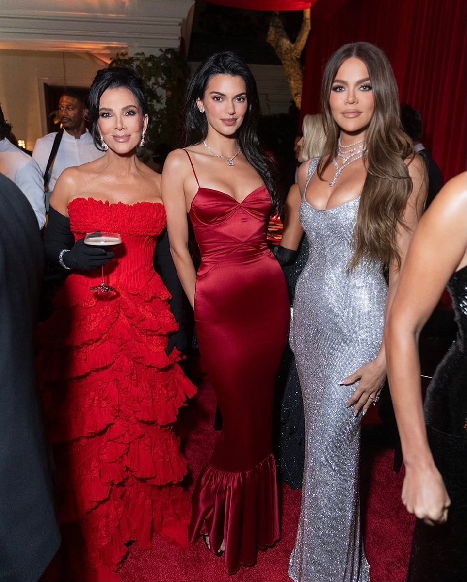 Jeśli już starzeć się, to tylko w ten sposób! Matka Kardashianów w czerwonej sukience świętowała swoje 70. urodziny w gronie miliarderów.