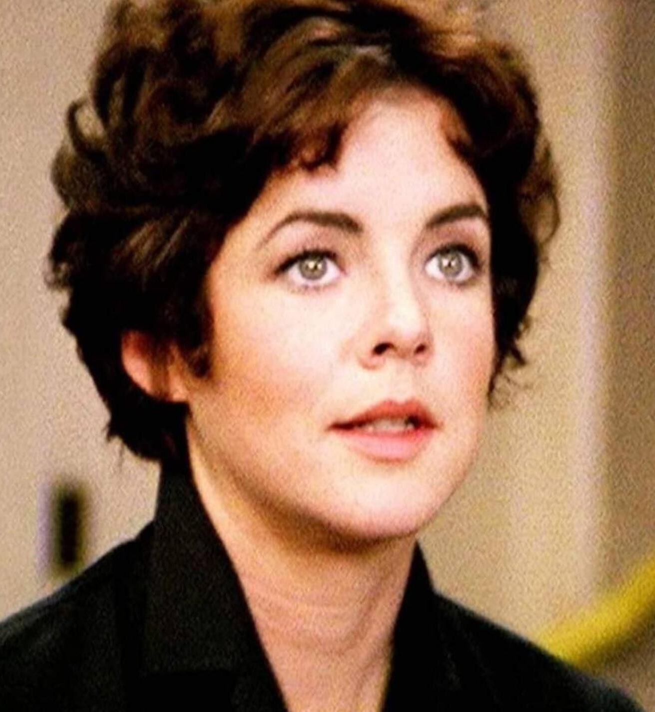 Szokacny powrót: Po dwudziestu latach nieobecności kultowa Rizzo z filmu Grease pojawiła się ponownie – a zmiana jest tak ogromna, że aktorka stała się praktycznie nie do poznania.