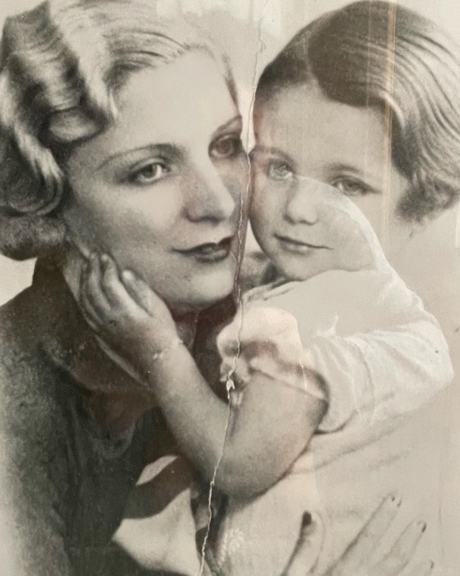 Od schronu przeciwlotniczego do światła reflektorów: została gwiazdą i dziś ma 90 lat.