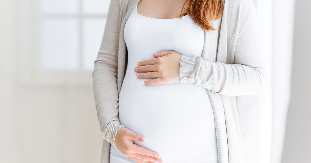 Moja teściowa nalegała, żeby zabrać mnie na wizytę prenatalną. Kiedy wyszła, żeby odebrać telefon, pielęgniarka pochyliła się do mnie i szepnęła: „Wyjdź stąd. Nie pozwól im zabrać cię do domu”.