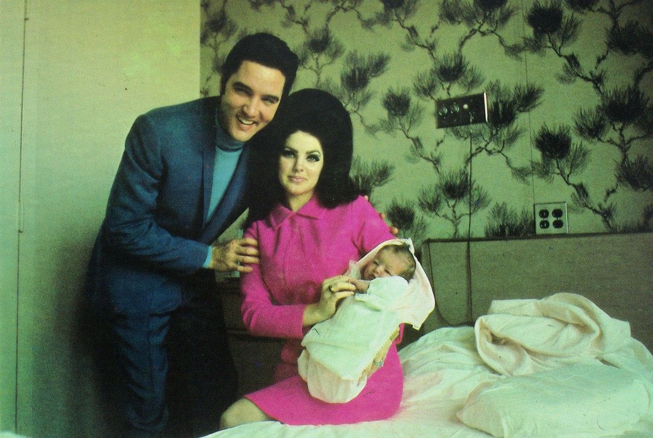 „Blondynka – kopia dziadka Elvisa”. 80-letnia wdowa po Presleyu pokazała 17-letnie wnuczki króla rock and rolla.