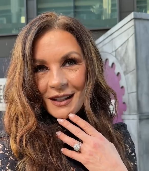 „Naturalne starzenie się jest bardziej atrakcyjne niż sztuczna młodość”. Zachodnie media oskarżyły 56-letnią żonę Douglasa o starość.