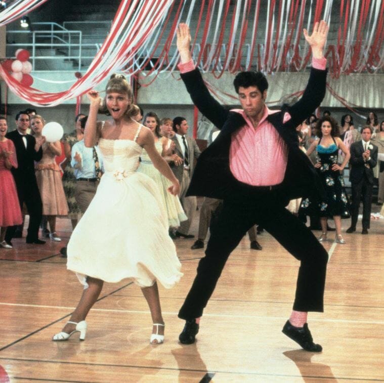 John Travolta wykonuje kultowe ruchy z filmu „Grease”.
