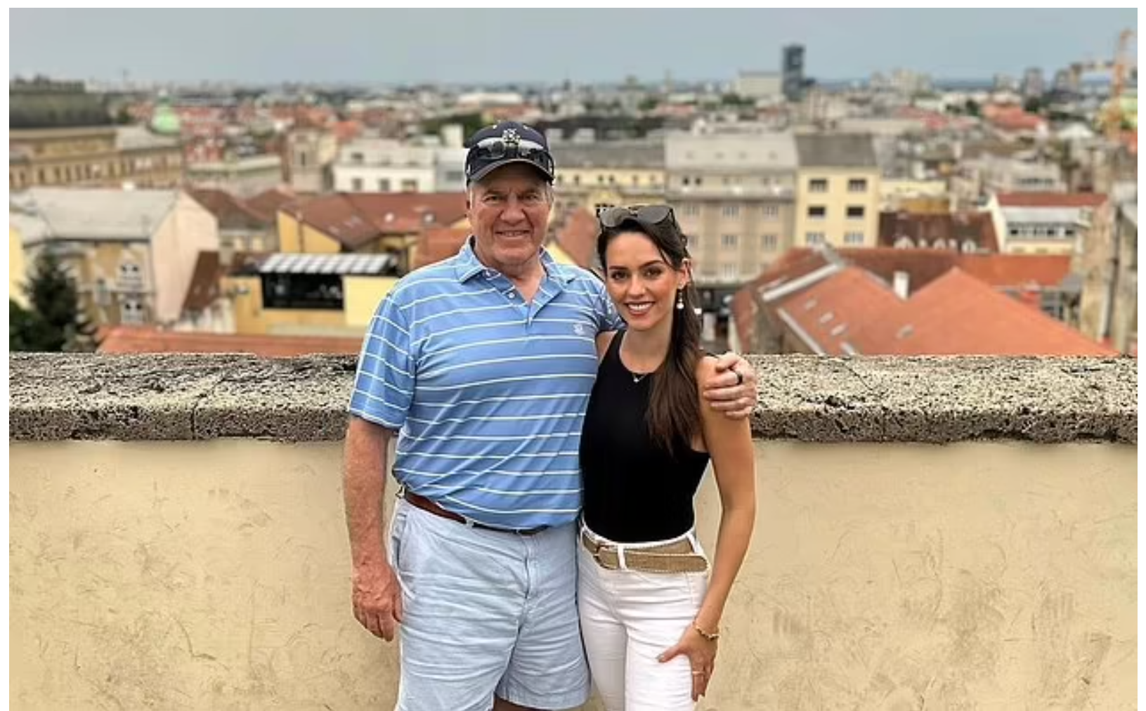 72-letni Bill Belichick publicznie wyraża uwielbienie dla swojej narzeczonej, która jest od niego młodsza o 50 lat, a trener NFL przyznaje, że jest fanem Taylor Swift.