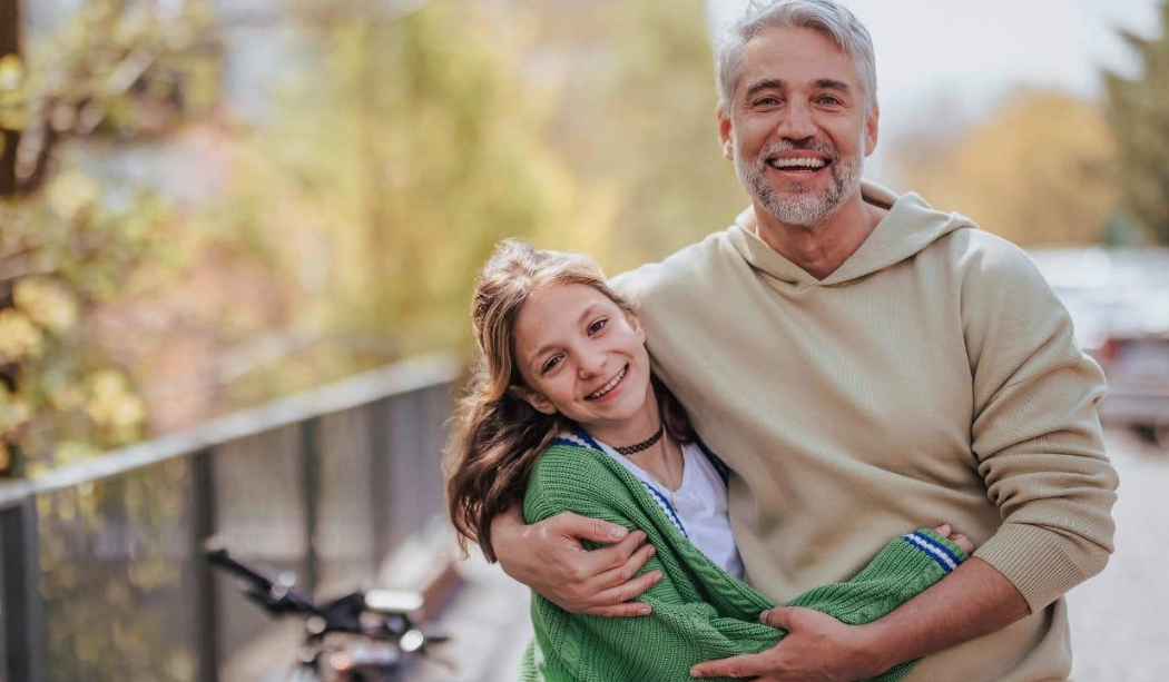 Ojciec towarzyszy swojej niepełnosprawnej córce na balu maturalnym – kilka dni później w skrzynce pocztowej czeka na niego niespodzianka w postaci 10 000 dolarów!