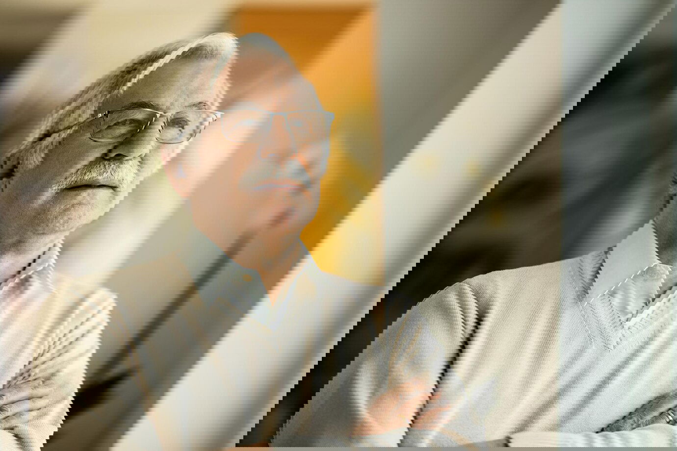 Miła kelnerka zapłaciła za kawę starszego mężczyzny, nie mając pojęcia, kim on jest.