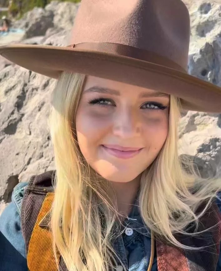 „Blondynka – kopia dziadka Elvisa”. 80-letnia wdowa po Presleyu pokazała 17-letnie wnuczki króla rock and rolla.