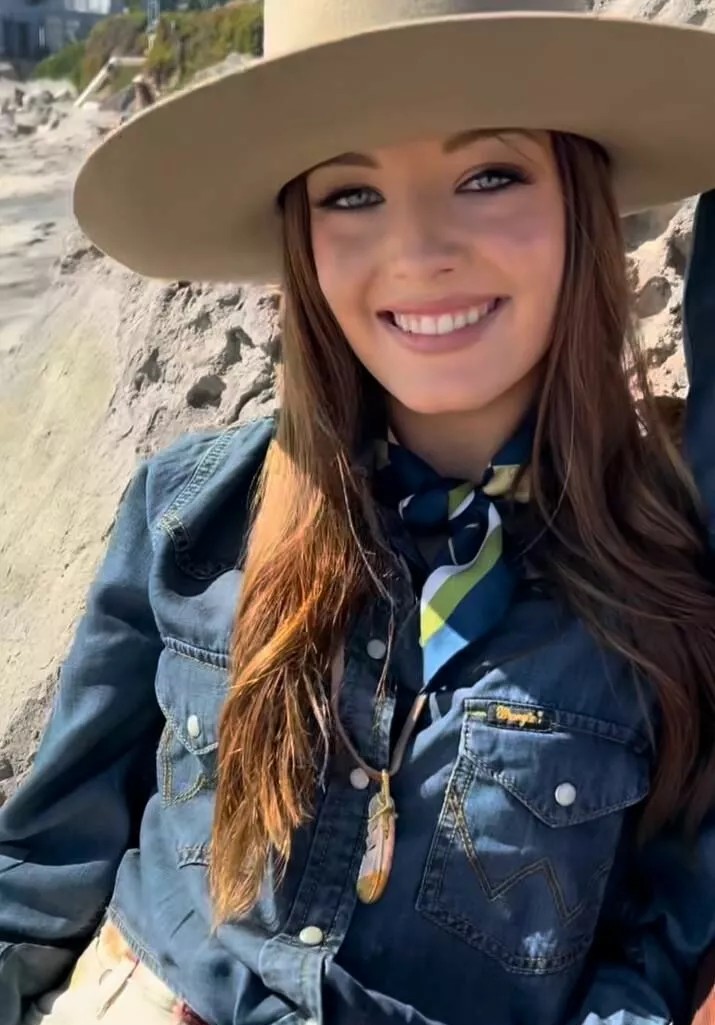 „Blondynka – kopia dziadka Elvisa”. 80-letnia wdowa po Presleyu pokazała 17-letnie wnuczki króla rock and rolla.