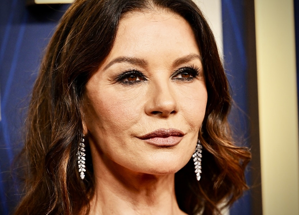 „Naturalne starzenie się jest bardziej atrakcyjne niż sztuczna młodość”. Zachodnie media oskarżyły 56-letnią żonę Douglasa o starość.