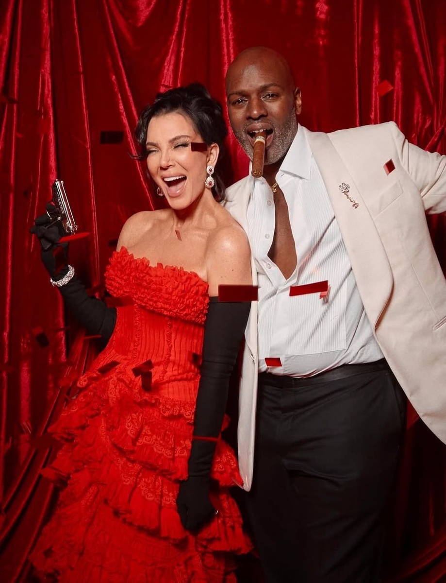 Jeśli już starzeć się, to tylko w ten sposób! Matka Kardashianów w czerwonej sukience świętowała swoje 70. urodziny w gronie miliarderów.