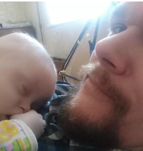 Samotny ojciec wychowuje dziecko z zespołem Downa po odejściu żony.