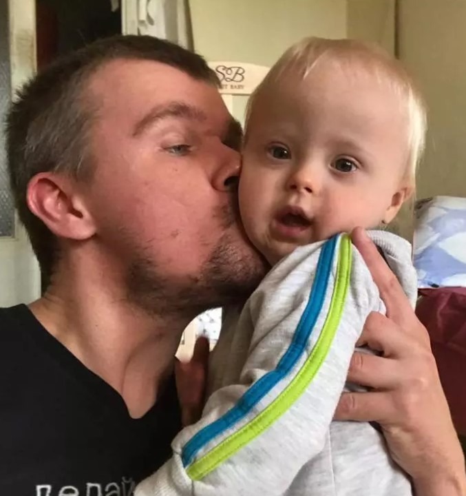 Samotny ojciec wychowuje dziecko z zespołem Downa po odejściu żony.