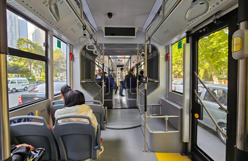 W autobusie młody chłopak, zamiast ustąpić miejsce kobiecie w ciąży, zaproponował jej, żeby usiadła mu na kolanach: ale to, co zrobił jeden z pasażerów, zaszokowało wszystkich.