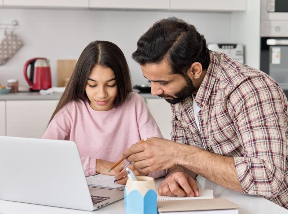 Ojciec towarzyszy swojej niepełnosprawnej córce na balu maturalnym – kilka dni później w skrzynce pocztowej czeka na niego niespodzianka w postaci 10 000 dolarów!