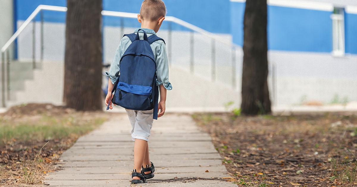 Każdego ranka o szóstej starszy brat zakradał się do pokoju swojego młodszego brata – a kiedy ich rodzice dowiedzieli się dlaczego, zaniemówili.