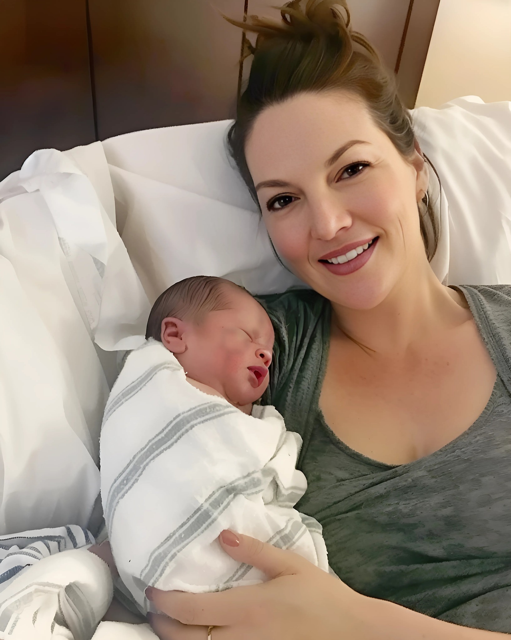 Mama otrzymała polecenie, aby zakrywać się podczas karmienia piersią.