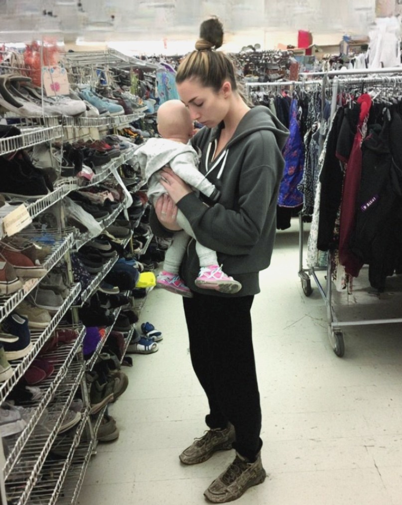 Oddałem swój płaszcz zmarzniętej, głodnej matce i jej dziecku – tydzień później dwóch mężczyzn w garniturach zapukało do moich drzwi i powiedziało: „Nie ujdzie ci to na sucho”.