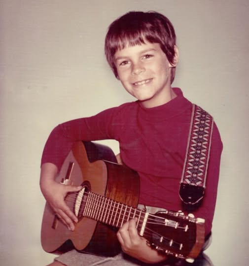 Czy potrafisz odgadnąć, do kogo należy to nie do poznania zdjęcie dziecka?