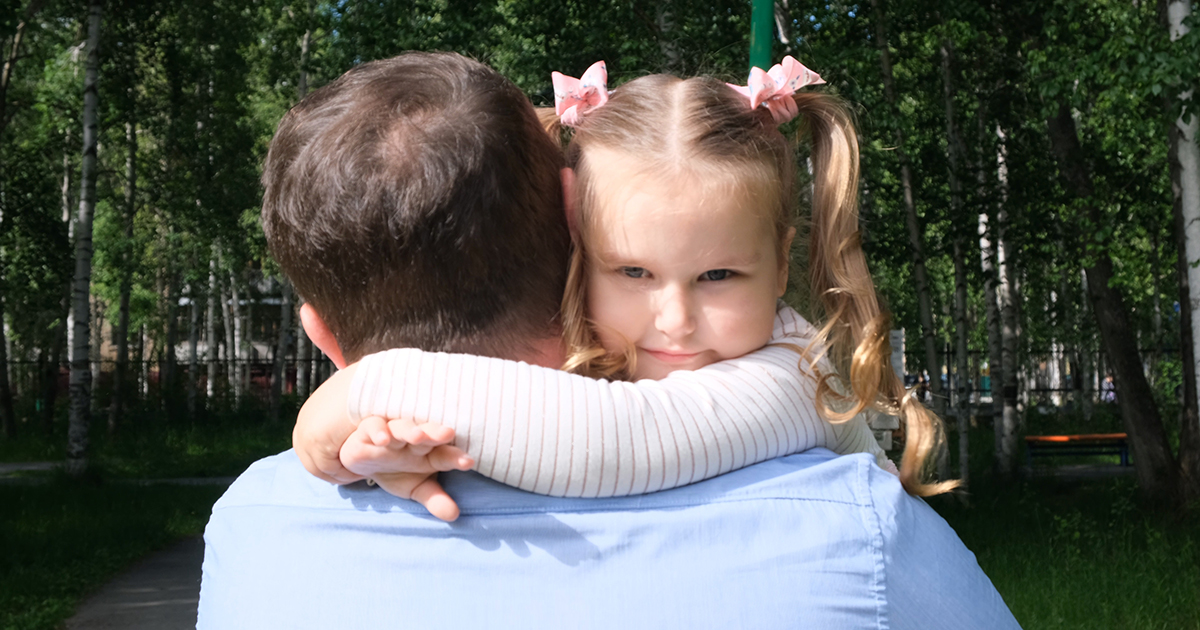 Nieznajomy zrobił zdjęcie mnie i mojej córce w metrze – następnego dnia zapukał do moich drzwi i powiedział: „Spakuj rzeczy swojej córki”.
