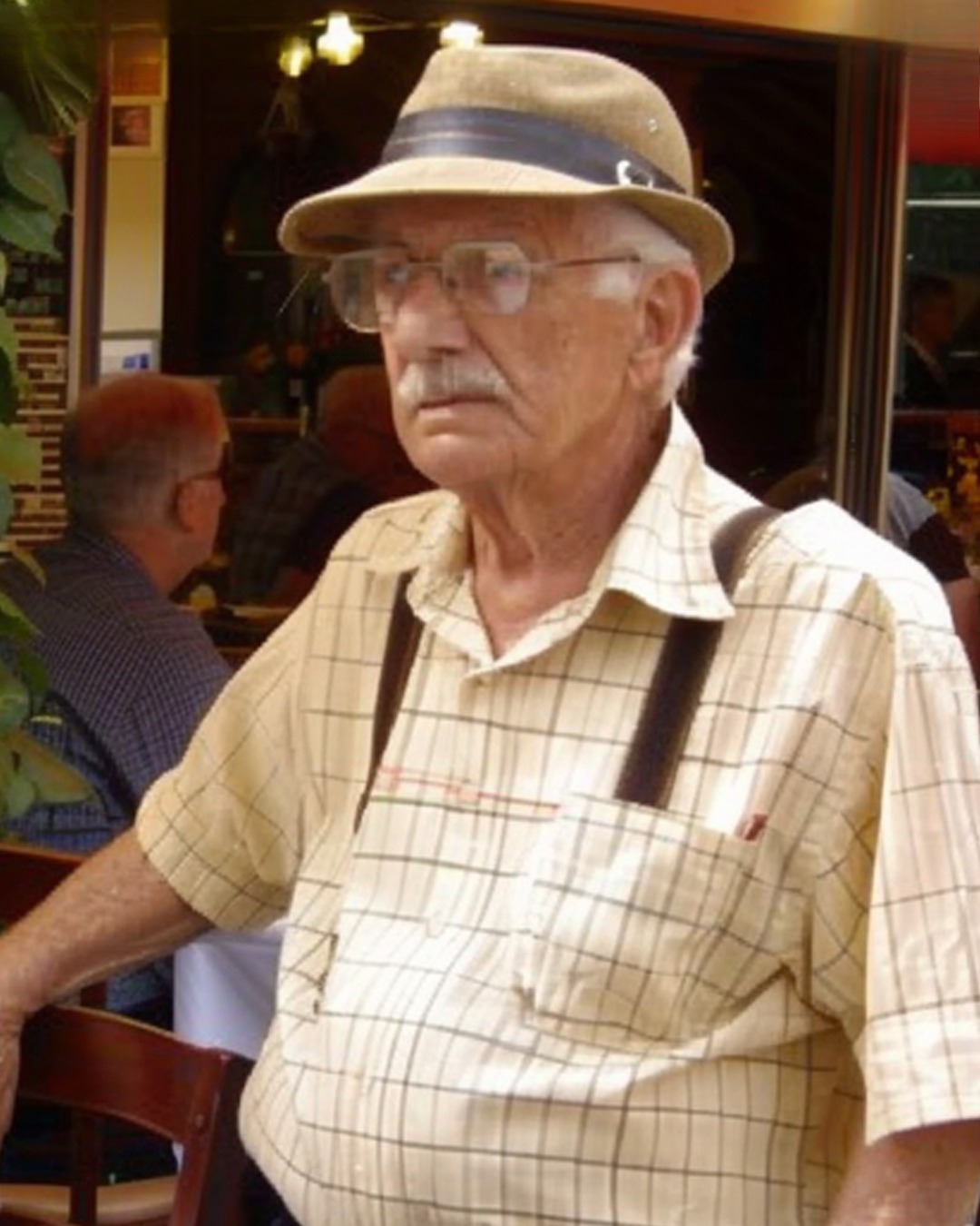 Zapłaciłem za niezbędne artykuły dla starszego mężczyzny – dwa dni później do moich drzwi zapukała kobieta z jego ostatnią prośbą.