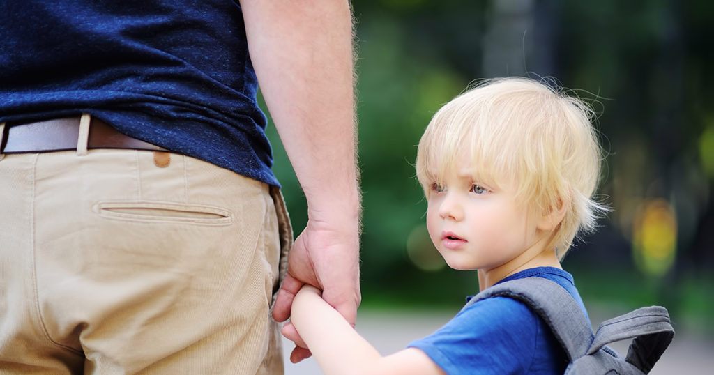 Wychowaliśmy chłopca, który stracił rodziców – Po wielu latach zamarł, widząc, kto stoi obok mojej żony.