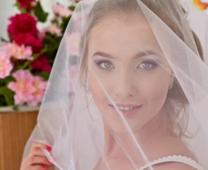 Przed dwoma setkami bogatych gości rozdarli jej suknię, oskarżyli ją o zabranie czegoś, co nie należało do niej, i wyrzucili ją, jakby była niczym, ale kiedy szepnęła: „Tato”… Potrzebuję cię”, rodzina, która próbowała ją złamać, w końcu dowiedziała się prawdy o tym, kim naprawdę była.