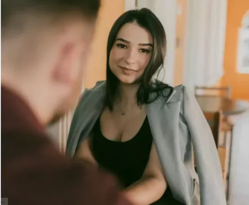 Przypadkowo przyłapałam męża na zdradzie z sąsiadką, więc następnego dnia zaprosiłam ją i jej męża na kolację.