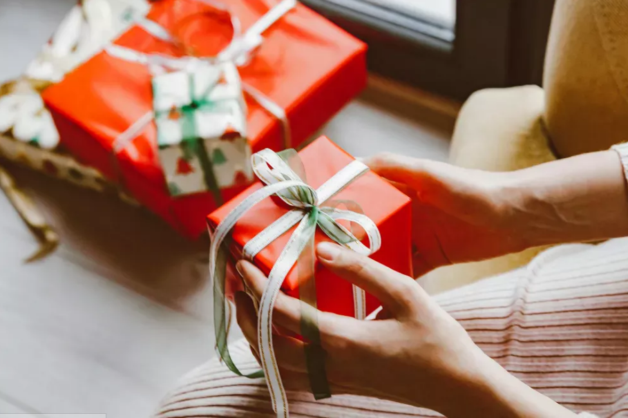 Na moich 69. urodzinach mój syn podarował mi pudełko ręcznie robionych czekoladek. Następnego dnia zadzwonił i zapytał: „Jak smakowały czekoladki?”. Uśmiechnęłam się i odpowiedziałam: „Dałam je twoim dzieciom. One uwielbiają słodycze”. Zamilkł... a potem krzyknął: „Co zrobiłaś?”. Jego głos zadrżał, przestał oddychać.