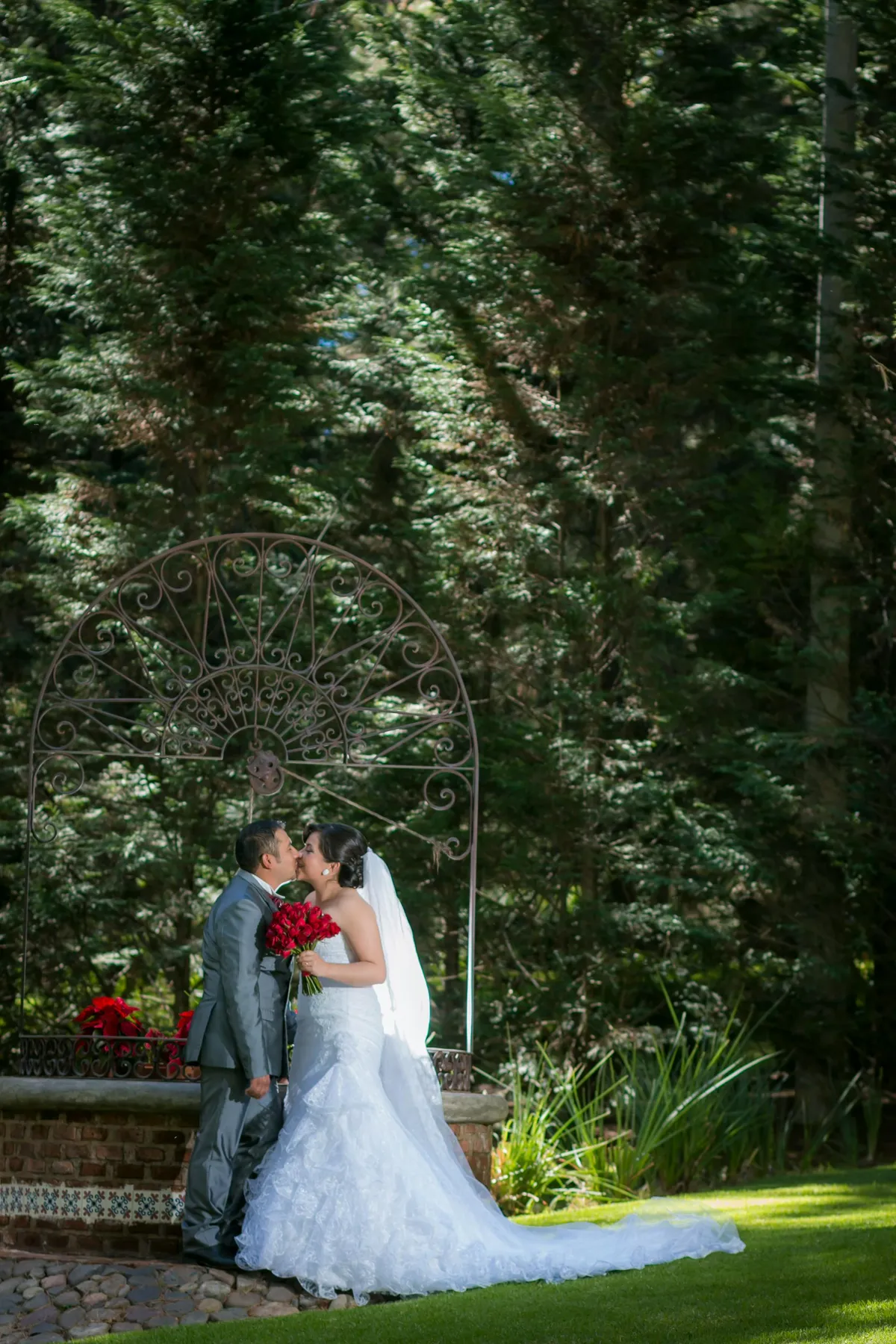 Wyszłam za mąż za przyjaciela mojego ojca – byłam w szoku, gdy zobaczyłam, co zaczął robić w naszą noc poślubną.