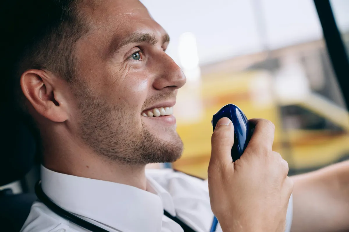 Zauważyłem małego chłopca płaczącego w szkolnym autobusie i po zobaczeniu jego rąk postanowiłem mu pomóc.