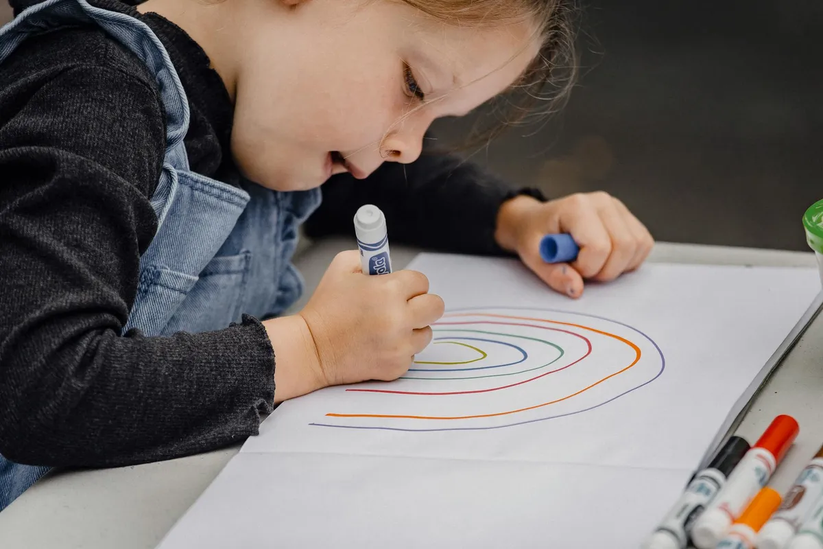 Moja siostra adoptowała małą dziewczynkę – sześć miesięcy później pojawiła się w moim domu z testem DNA i powiedziała: „To dziecko nie jest nasze”.