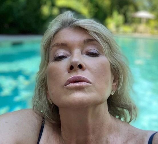 Martha Stewart w wieku 81 lat zostaje najstarszą modelką w stroju kąpielowym na okładce „Sports Illustrated”: jej zdjęcia!