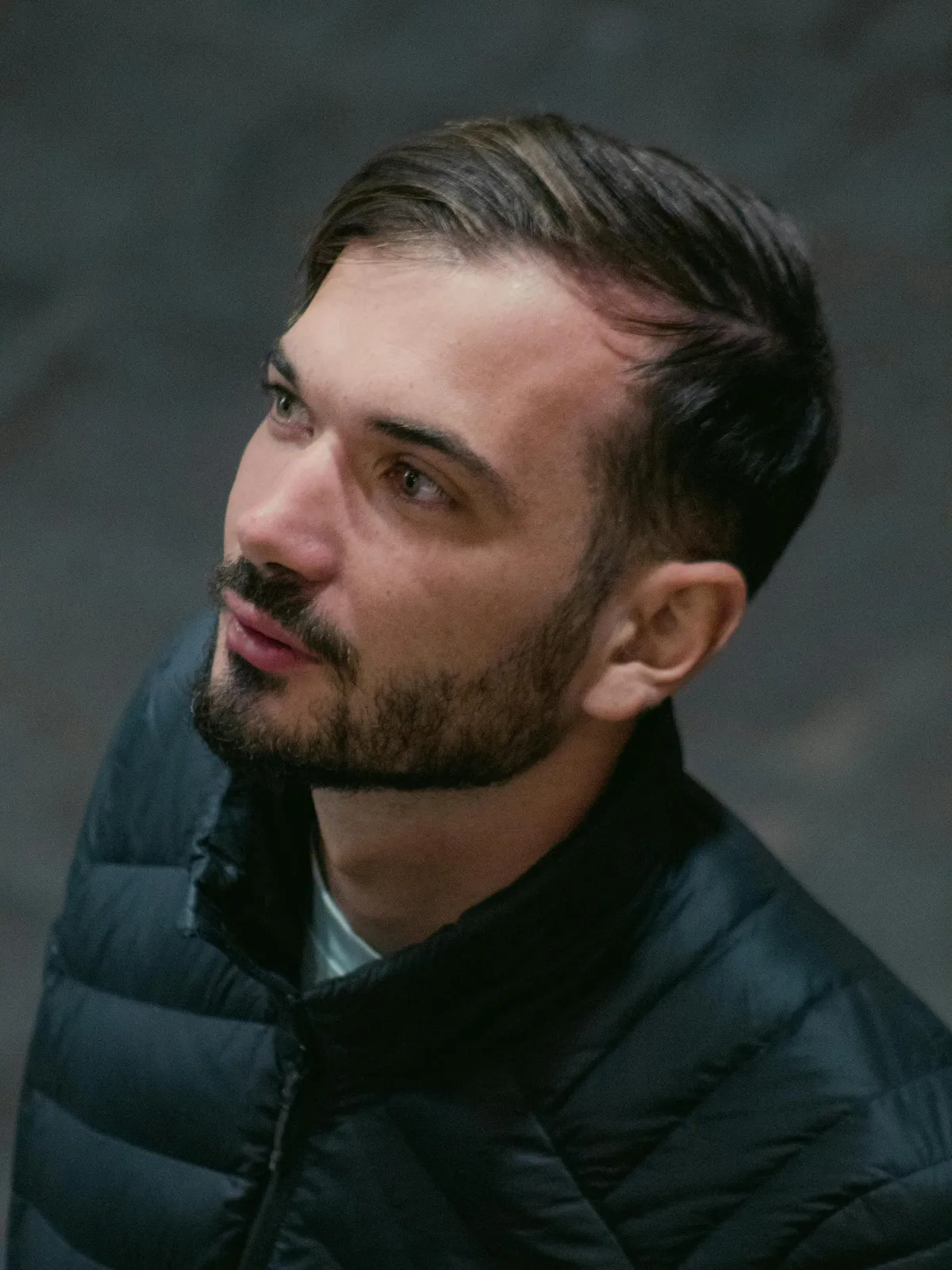 Zauważyłem małego chłopca płaczącego w szkolnym autobusie i po zobaczeniu jego rąk postanowiłem mu pomóc.