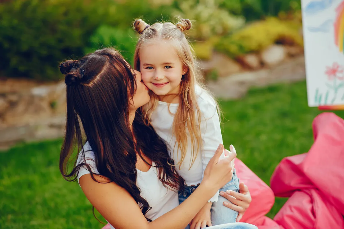 Moja siostra adoptowała małą dziewczynkę – sześć miesięcy później pojawiła się w moim domu z testem DNA i powiedziała: „To dziecko nie jest nasze”.