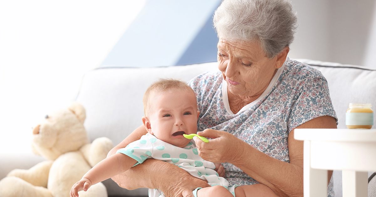 Bogacz wyrzucił mnie i moją chorą, płaczącą wnuczkę z izby przyjęć — dopóki młody policjant nie zawołał mnie po imieniu.