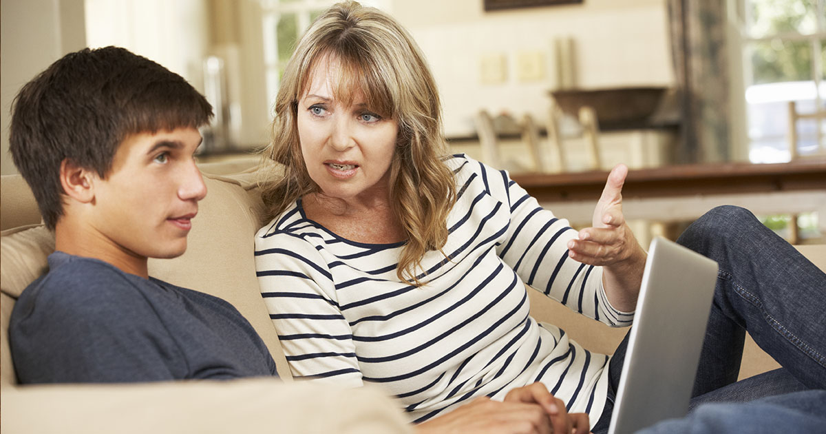 Moi rodzice zostawili mnie dla nowych rodzin i oddali mojej ciotce – Po latach pojawili się u moich drzwi.