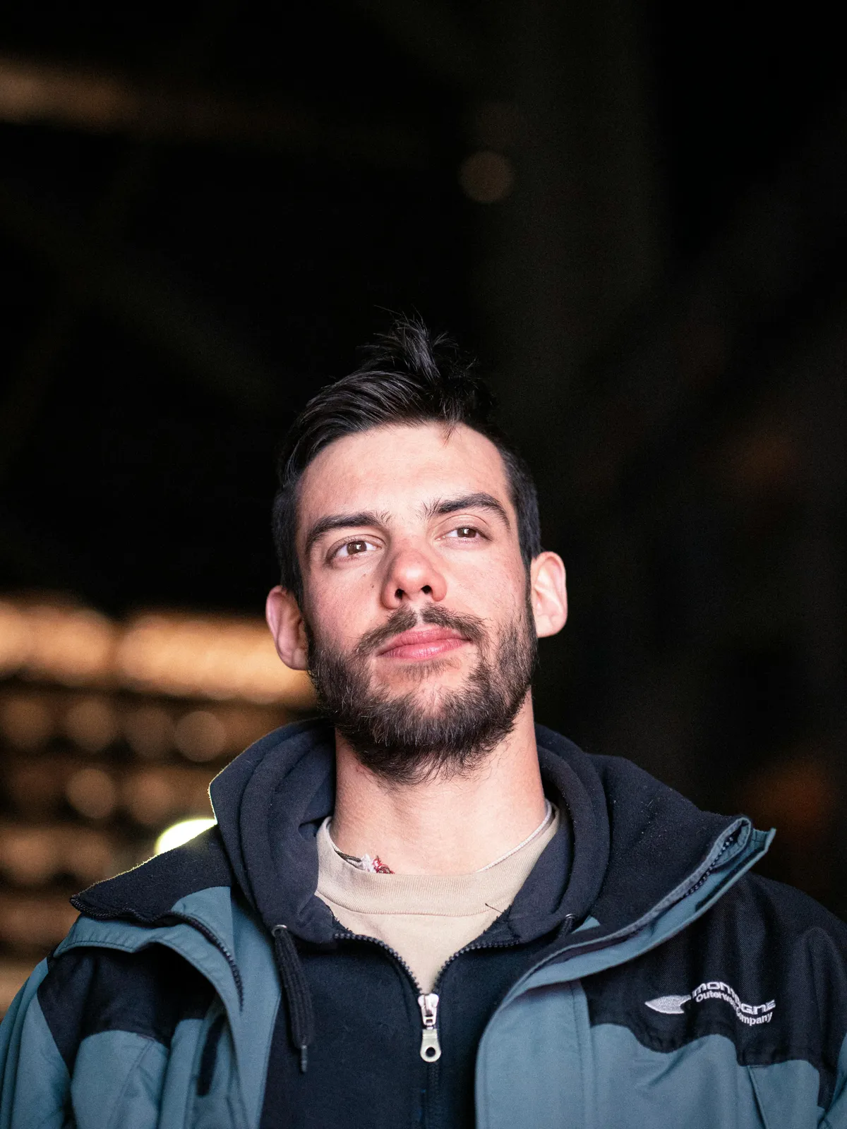 Zauważyłem małego chłopca płaczącego w szkolnym autobusie i po zobaczeniu jego rąk postanowiłem mu pomóc.