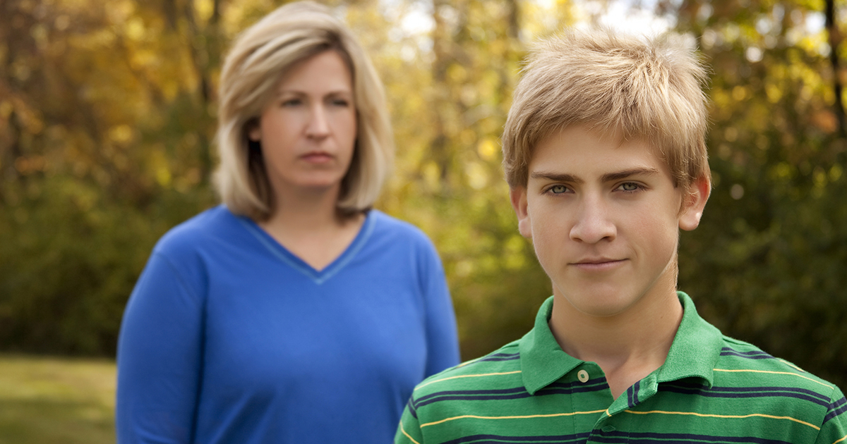 Moi rodzice zostawili mnie dla nowych rodzin i oddali mojej ciotce – Po latach pojawili się u moich drzwi.