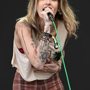 „Niepublikowane dotąd zdjęcie paparazzi ujawnia inne oblicze!”: Czy rozpoznajesz tę gwiazdę?