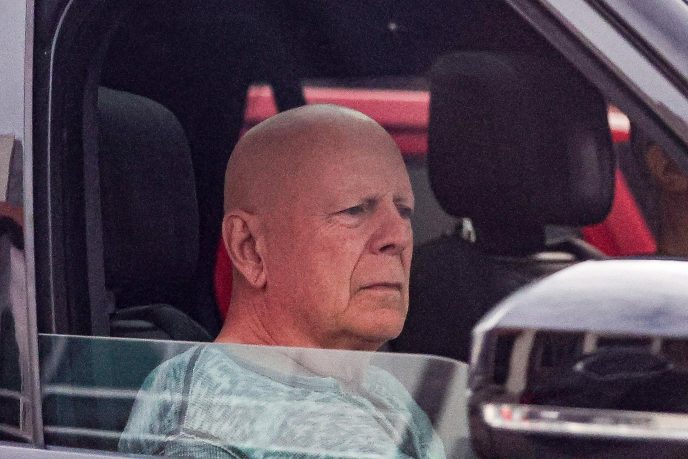 „Najpierw przeniosła go do innego domu, a teraz przygotowuje się do nоxоронам”. Emma oświadczyła, że nie chce „grzęznąć w papierkowej robocie” w momencie, gdy będzie musiała pożegnać się z mężem.