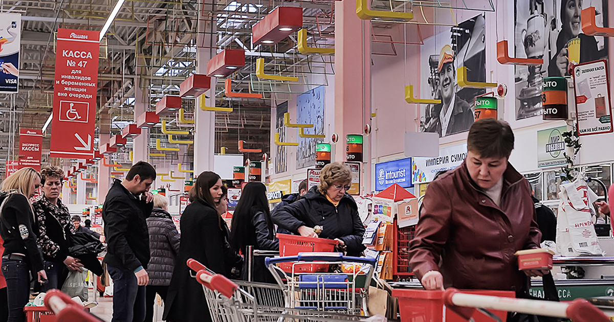 Zapłaciłem za niezbędne artykuły dla starszego mężczyzny – dwa dni później do moich drzwi zapukała kobieta z jego ostatnią prośbą.