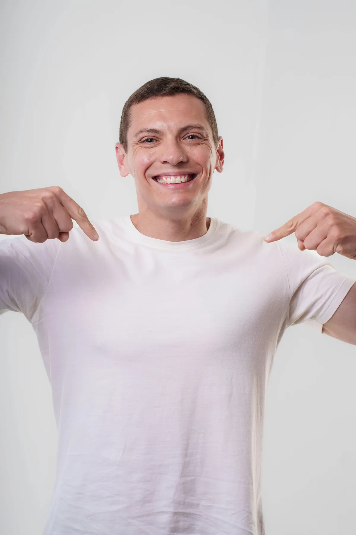 Zauważyłem małego chłopca płaczącego w szkolnym autobusie i po zobaczeniu jego rąk postanowiłem mu pomóc.