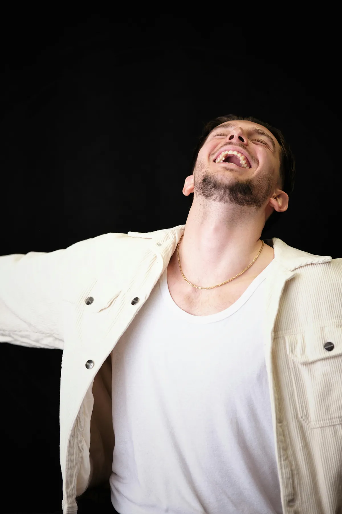 Zauważyłem małego chłopca płaczącego w szkolnym autobusie i po zobaczeniu jego rąk postanowiłem mu pomóc.