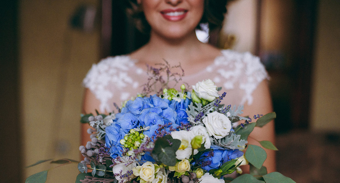 Nowa żona mojego byłego męża wyrzuciła moją córkę z rodzinnego zdjęcia podczas swojego ślubu i krzyknęła: „Nie jesteś moją rodziną!”.