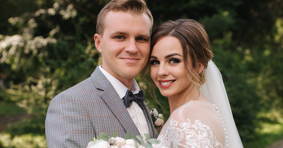 „Moja zamożna „przyjaciółka-mama” próbowała mnie poniżyć, nazywając moją sukienkę „tanią”, ale kiedy jej towarzyszka zerwała metkę, obie były zaskoczone, widząc cenę – 18 500 dolarów – a ja jestem jej projektantką”.