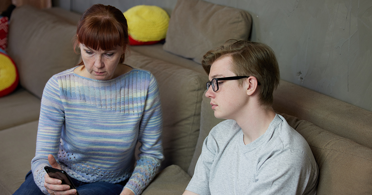 Moi rodzice zostawili mnie dla nowych rodzin i oddali mojej ciotce – Po latach pojawili się u moich drzwi.