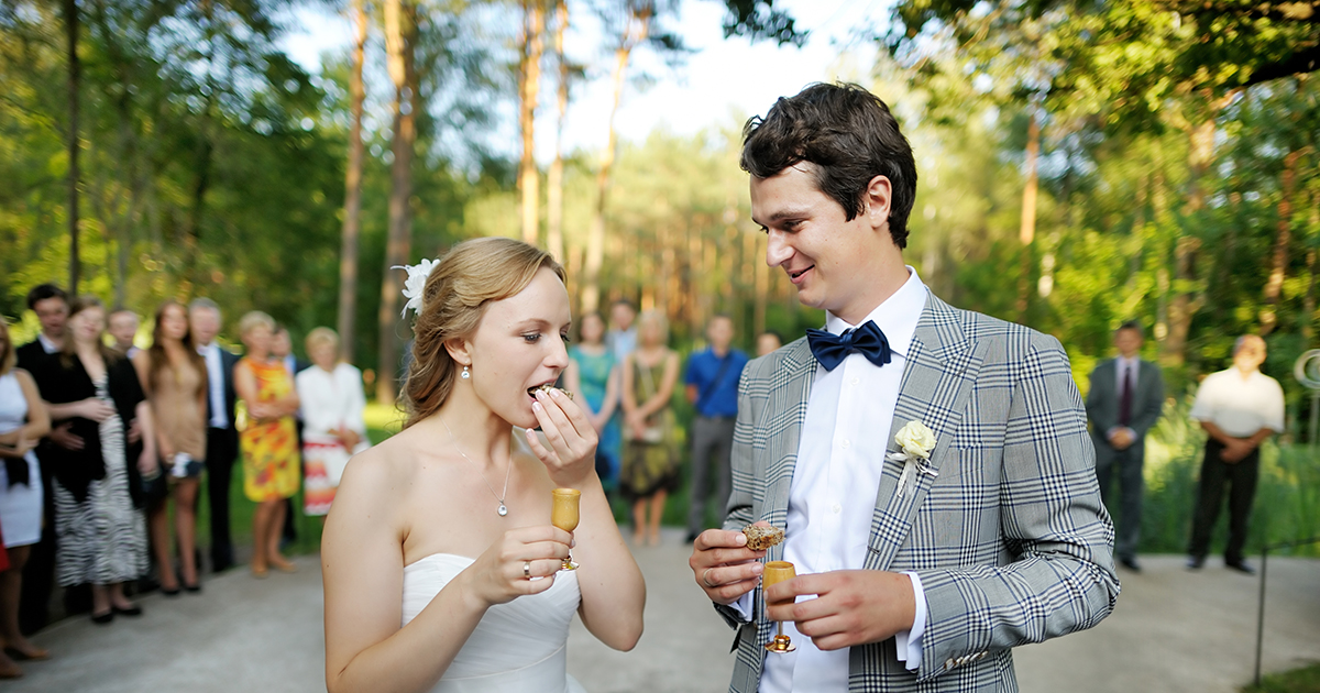 „Moja zamożna „przyjaciółka-mama” próbowała mnie poniżyć, nazywając moją sukienkę „tanią”, ale kiedy jej towarzyszka zerwała metkę, obie były zaskoczone, widząc cenę – 18 500 dolarów – a ja jestem jej projektantką”.