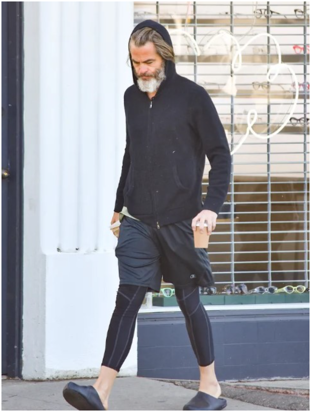 Starszego łamacza serc nie da się nie rozpoznać, a kiedyś kobiety za nim szalały. Kto to jest?