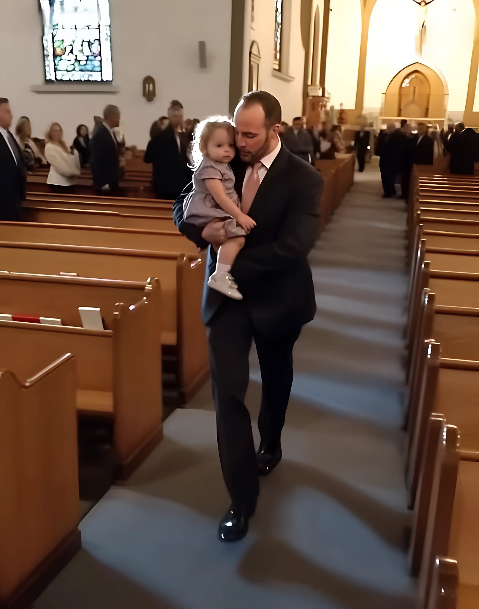 Przyjąłem trzyletnią dziewczynkę po tragicznym wypadku – 13 lat później moja dziewczyna pokazała mi, że moja córka „ukrywała się”.