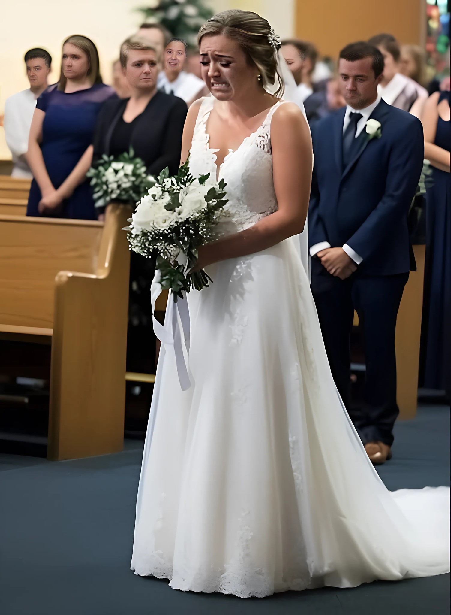 Przed dwoma setkami bogatych gości rozdarli jej suknię, oskarżyli ją o zabranie czegoś, co nie należało do niej, i wyrzucili ją, jakby była niczym, ale kiedy szepnęła: „Tato”… Potrzebuję cię”, rodzina, która próbowała ją złamać, w końcu dowiedziała się prawdy o tym, kim naprawdę była.